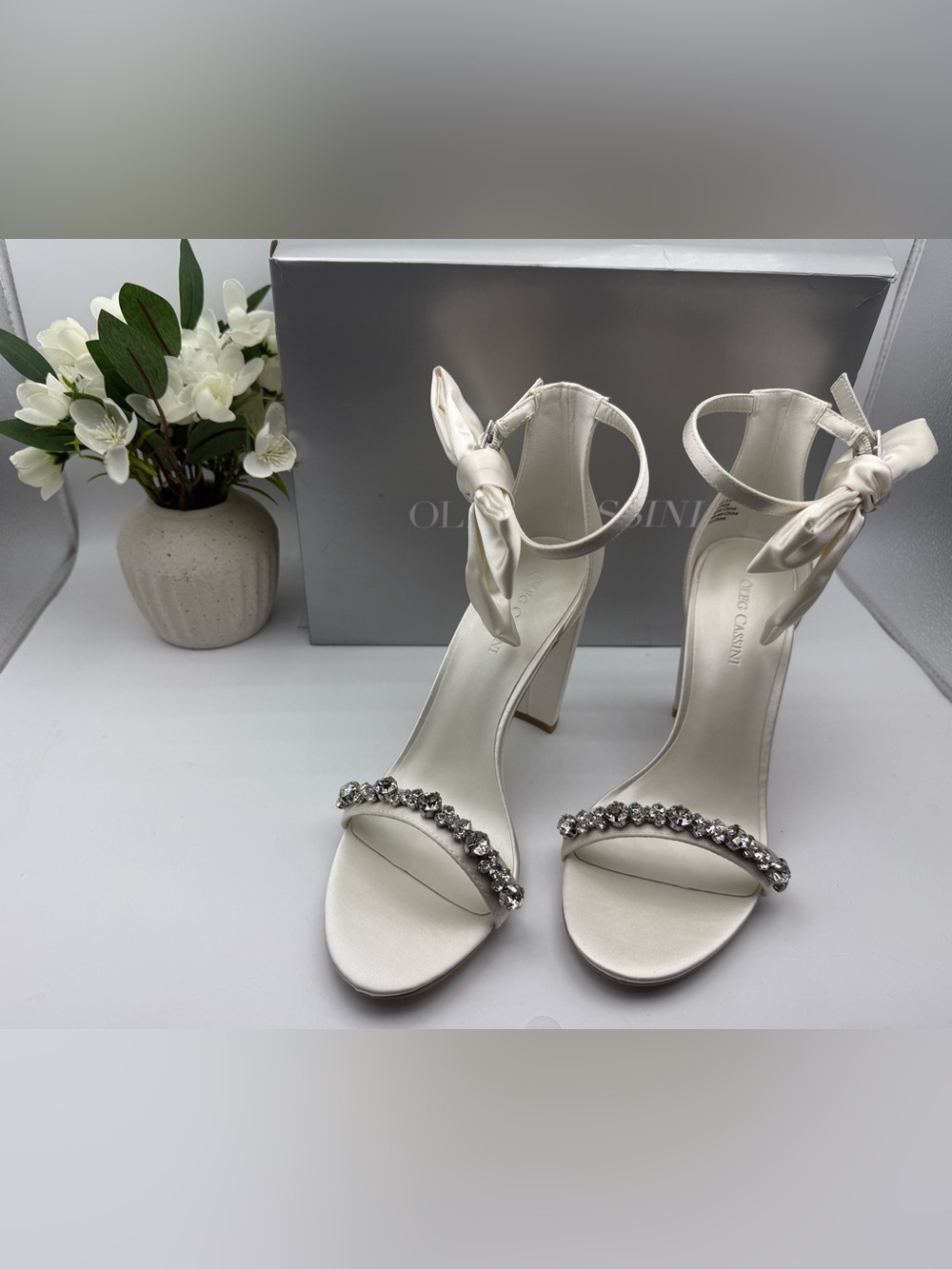 NIB Oleg Cassini Melania Ivory Satin Bridal Heels Rhinestone Bow Size 8.5

Descr